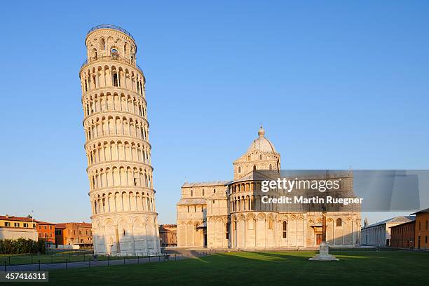 leaning tower of pisa and cathedral, sunrise. - torre di pisa stock-fotos und bilder