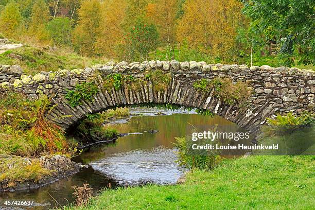 packhorse bridge in watendlath, lake district - パックホースブリッジ ストックフォトと画像