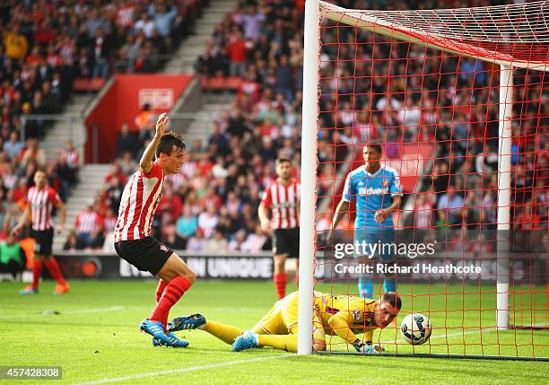 Jack Cork of Southampton beats Vito Mannone of Sunderland to score their third goal during the Barclays Premier League match between Southampton and...