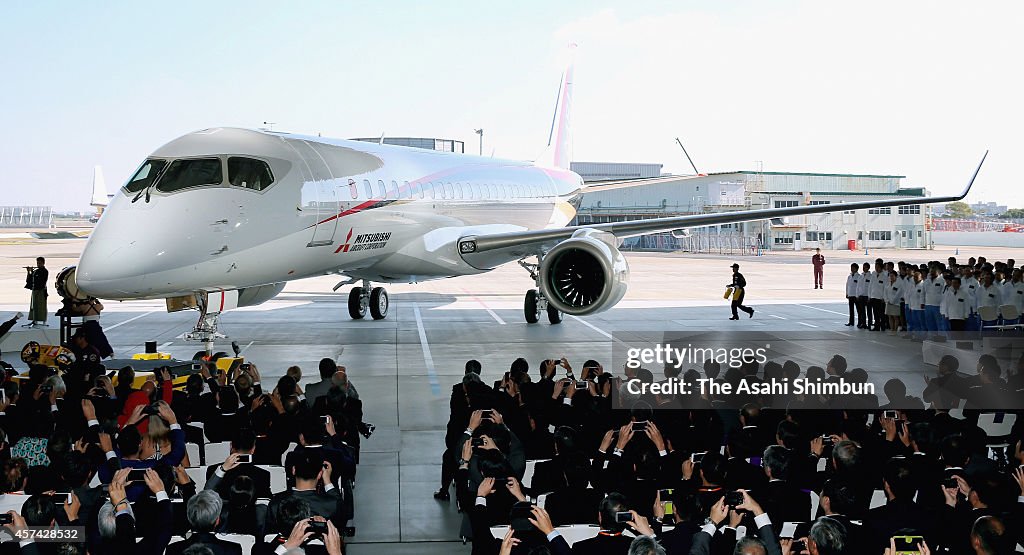 Mitsubishi Unveils MRJ Passenger Jet