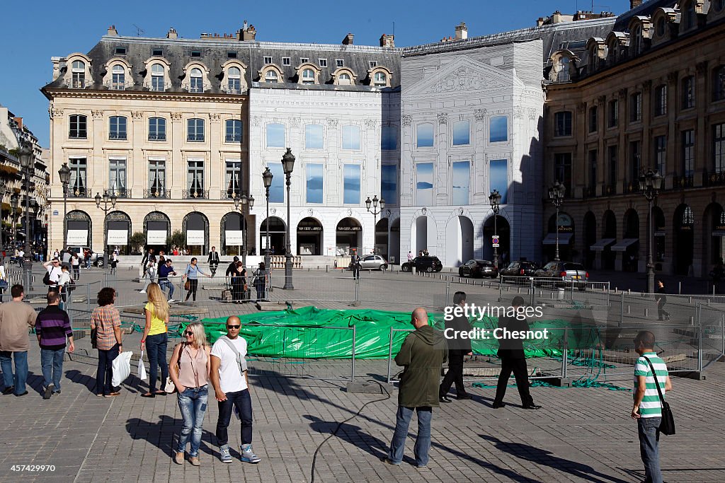 Giant Inflatable 'Tree' By Paul McCarthy Damaged At Place Vendome In Paris