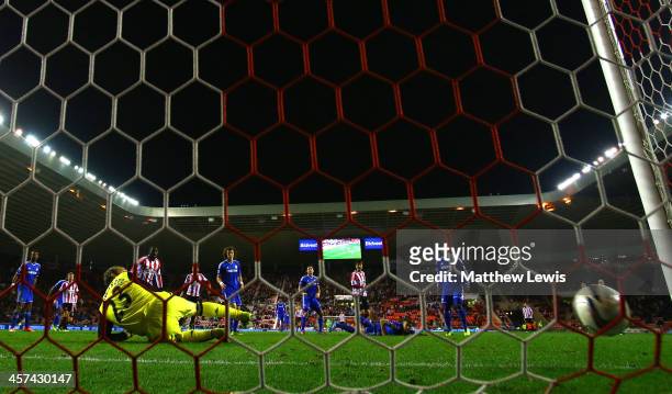 Ki Sung-Yong of Sunderland scores the winning goal in extra time past Mark Schwarzer of Chelsea during the Capital One Cup Quarter-Final match...