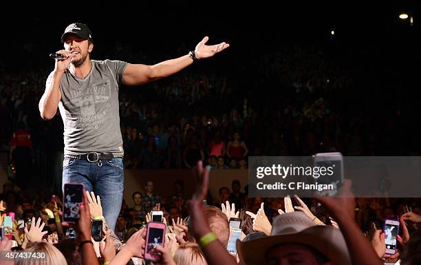 Luke Bryan performs during the 'That's My Kind of Night' tour at the Concord Pavilion on October 17, 2014 in Concord, California.