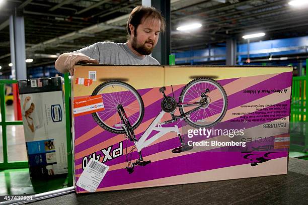 Fedex Parcel Loading 529 Fedex Hub Stock Photos, High-Res Pictures, and Images - Getty Images