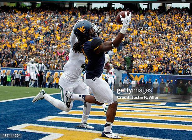 Kevin White of the West Virginia Mountaineers catches a 12 yard touchdown pass against Xavien Howard of the Baylor Bears in the fourth quarter during...