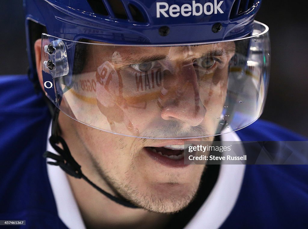 Toronto Maple Leafs play the Florida Panthers