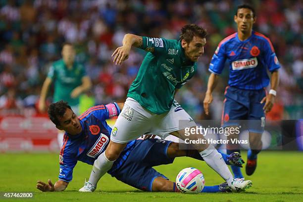 Pablo Bottinelli of Leon struggles for the ball with Omar Bravo of Chivas during a match between Leon and Chivas as part of 13th round Apertura 2014...