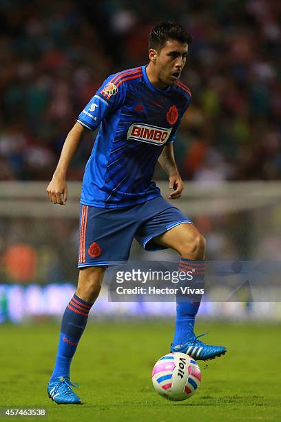 Nestor Vidrio of Chivas drives the ball during a match between Leon and Chivas as part of 13th round Apertura 2014 Liga MX at Leon Stadium on October...