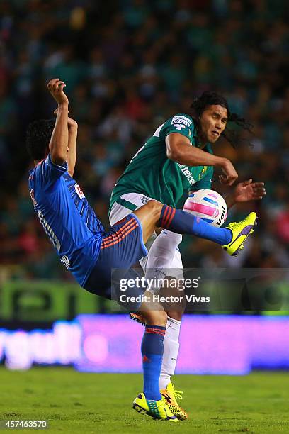 Carlos Peña of Leon struggles for the ball with Angel Reyna of Chivas during a match between Leon and Chivas as part of 13th round Apertura 2014...