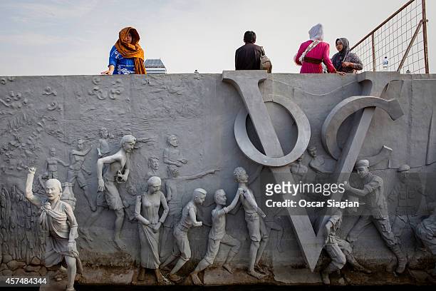 People stand around the stage prior to the inaguration Indonesian President Joko Widodo at the National Monument on October 19, 2014 in Jakarta,...