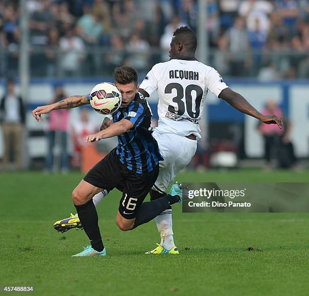 Afriyie Acquah of Parma competes with Daniele Baselli of Atalanta during the Serie A match between Atalanta BC and Parma FC at Stadio Atleti Azzurri...