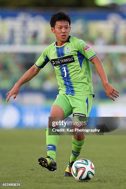 Wataru Endo of Shonan Bellmare in action during the J.League second division match between Shonan Bellmare and V-Varen Nagasaki at BMW Stadium...