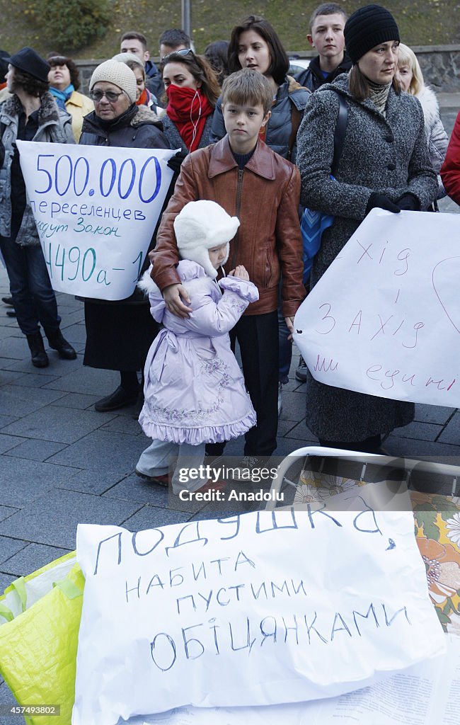 Ukrainians hold protest outside the Cabinet of Ministers building