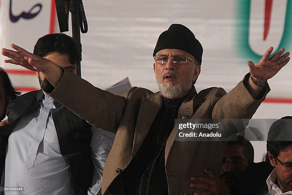 PAT leader Tahir-ul-Qadri addresses to the crowd in Lahore