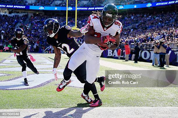 Wide receiver Roddy White of the Atlanta Falcons catched a touchdown over defensive back Dominique Franks of the Baltimore Ravens in the fourth...