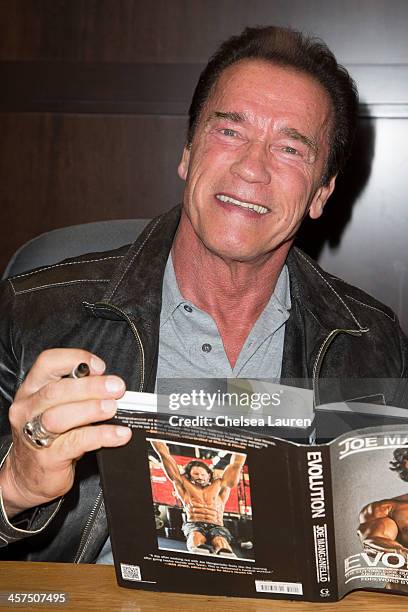 253 Arnold Schwarzenegger Book Signing Photos & High Res Pictures
