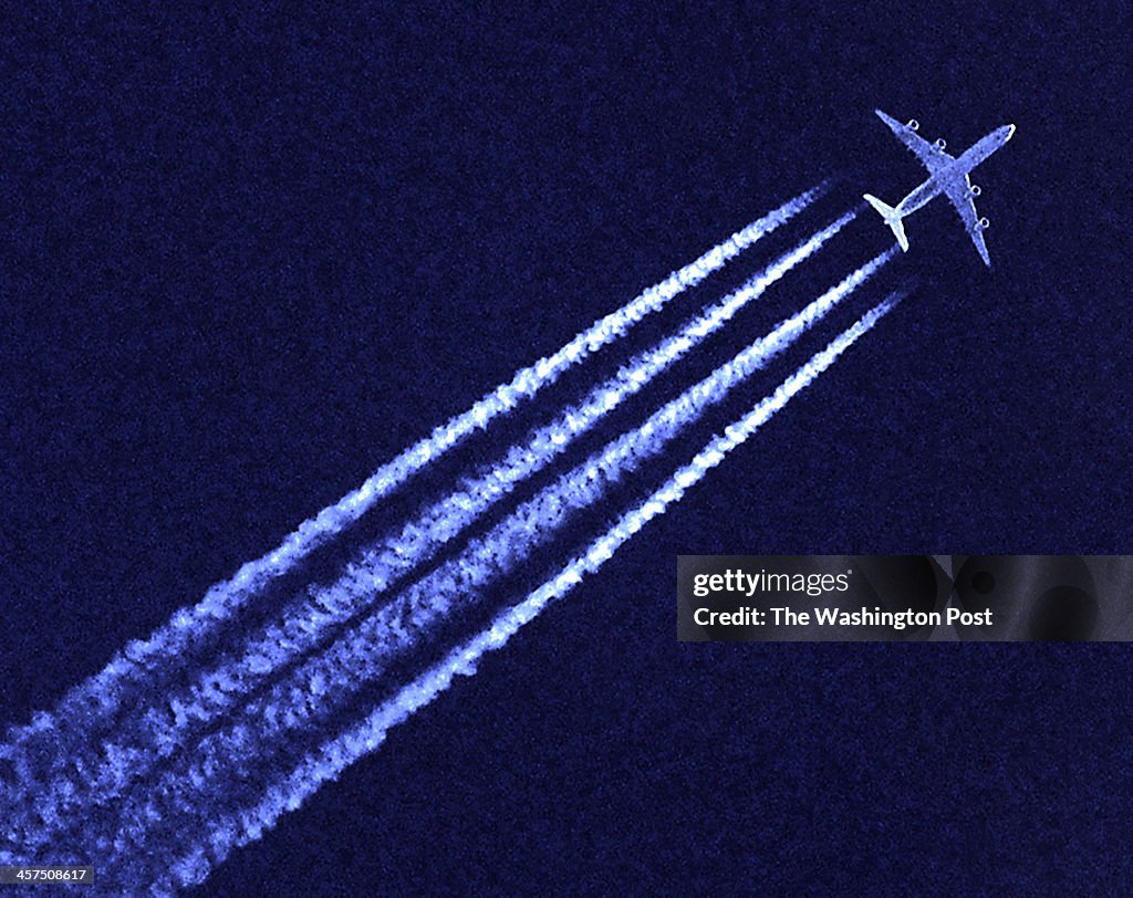 SEEN Photo features Airliner With Contrails Passing Over Washington