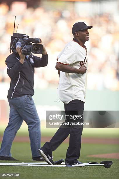 Playoffs: Former San Francisco Giants outfielder Barry Bonds on field to throw out ceremonial first pitch before Game 4 vs St. Louis Cardinals at...