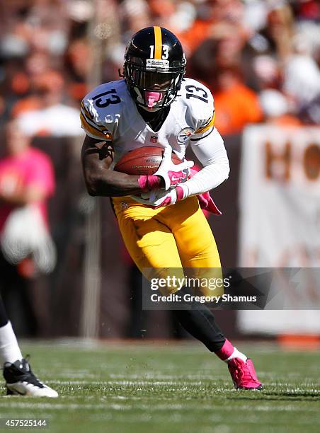 Dri Archer of the Pittsburgh Steelers carries the ball against the Cleveland Browns at FirstEnergy Stadium on October 12, 2014 in Cleveland, Ohio.