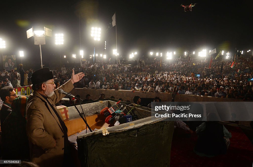 Pakistan's fiery cleric Tahir-ul-Qadri speaks to a huge...