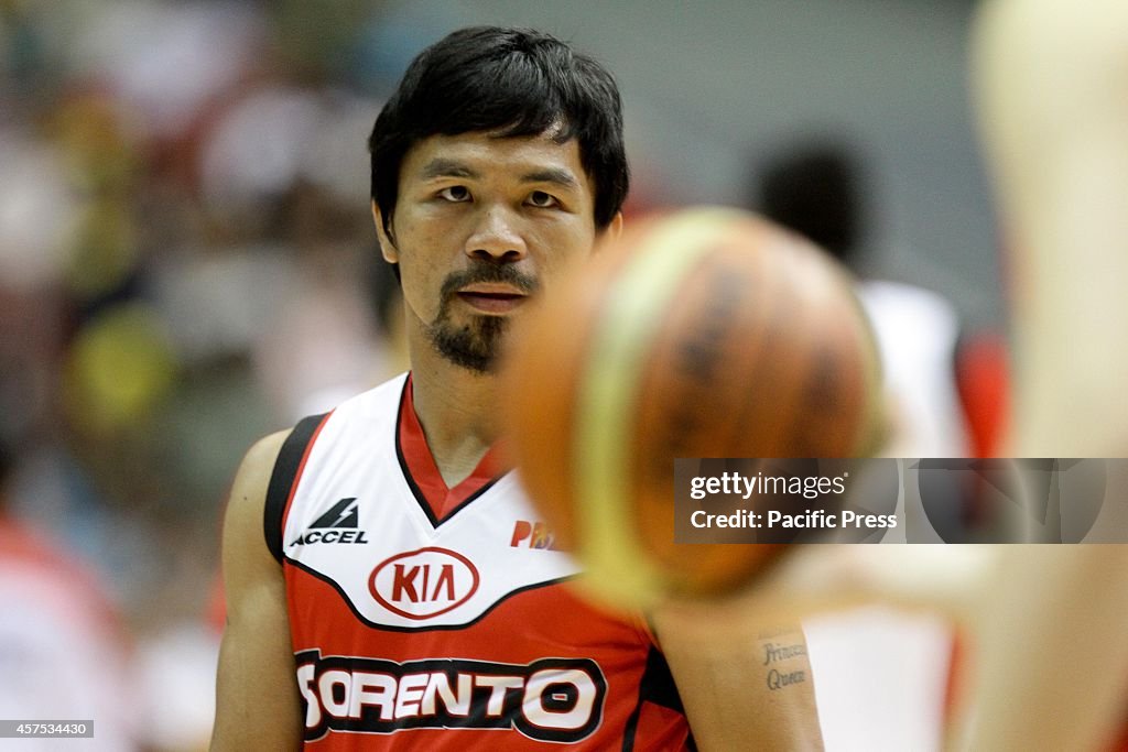 Manny Pacquiao of Kia warms up before their game against...