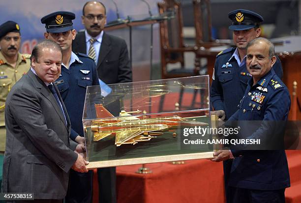 T2 Rafique 21 Rafique Qureshi Stock Photos, High-Res Pictures, and Images - Getty ...