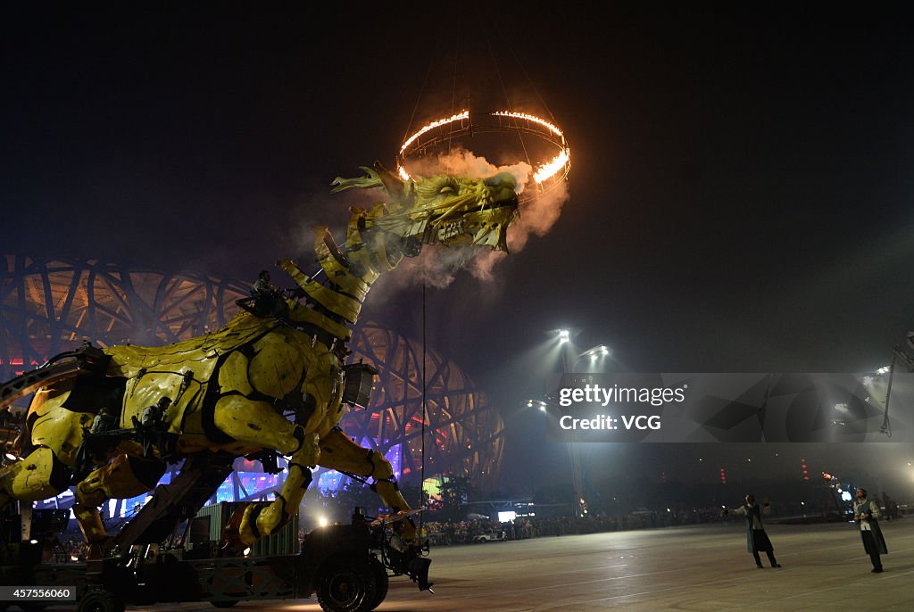 "Mechanical Monsters" Perform In Beijing