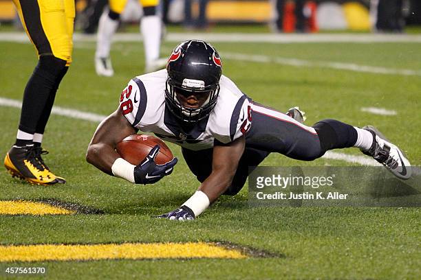 Alfred Blue of the Houston Texans catches a 11 yard touchdown pass thrown by Ryan Fitzpatrick in the first quarter against the Pittsburgh Steelers...