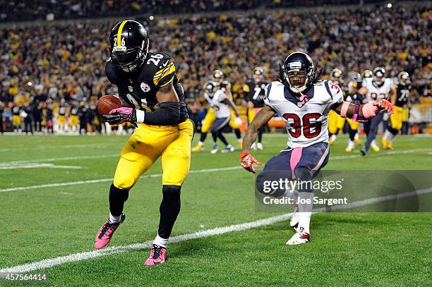 Le'Veon Bell of the Pittsburgh Steelers catches a 2 yard pass in the second quarter thrown by Ben Roethlisberger against D.J. Swearinger of the...