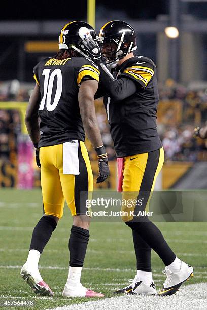 Martavis Bryant of the Pittsburgh Steelers celebrates with Ben Roethlisberger after catching a 35 yards touchdown pass in the second quarter against...