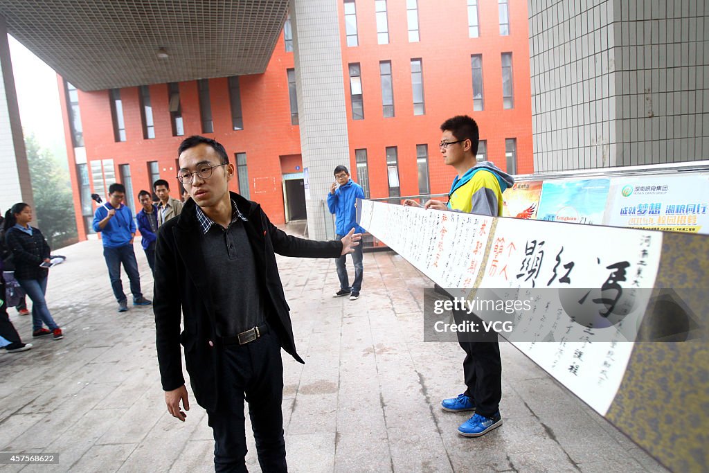 Student Makes A 6-meter-long Resume In Zhengzhou