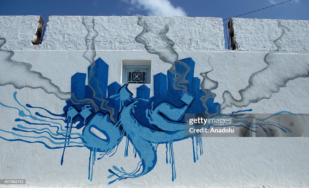 Paintings on walls attract tourist attention in Tunisia