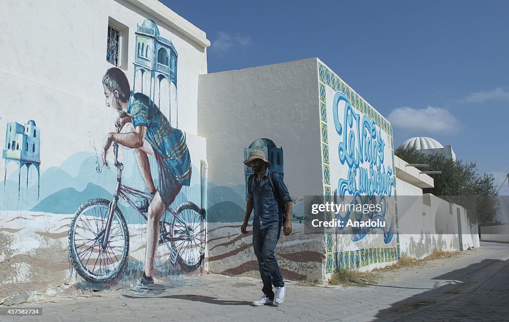 Paintings on walls attract tourist attention in Tunisia