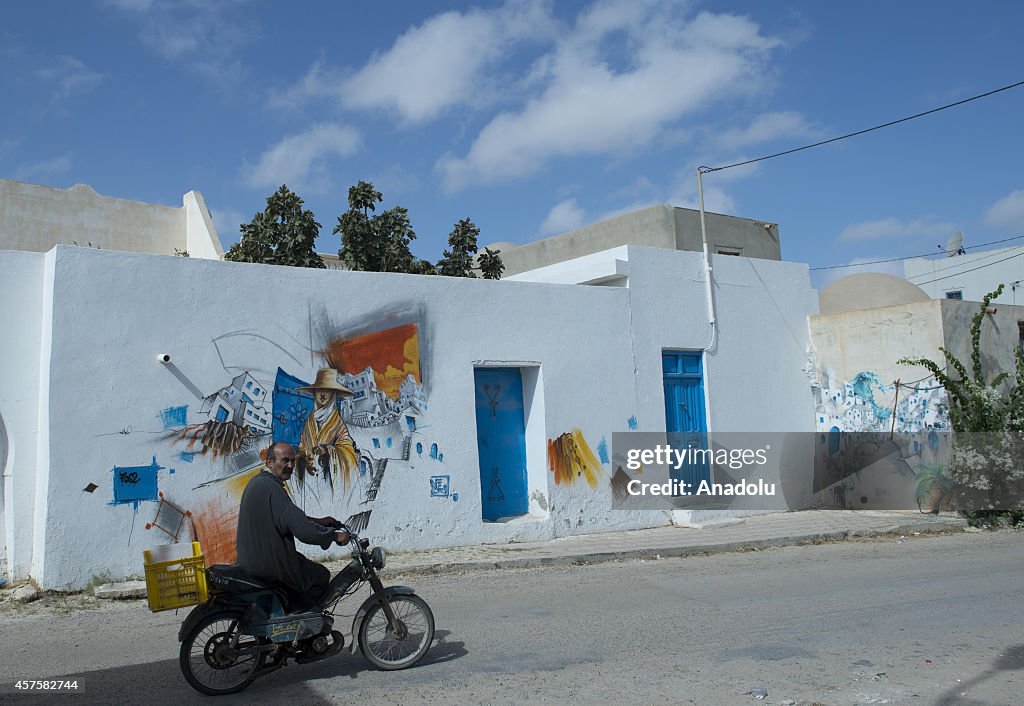 Paintings on walls attract tourist attention in Tunisia