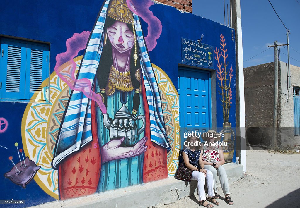 Paintings on walls attract tourist attention in Tunisia