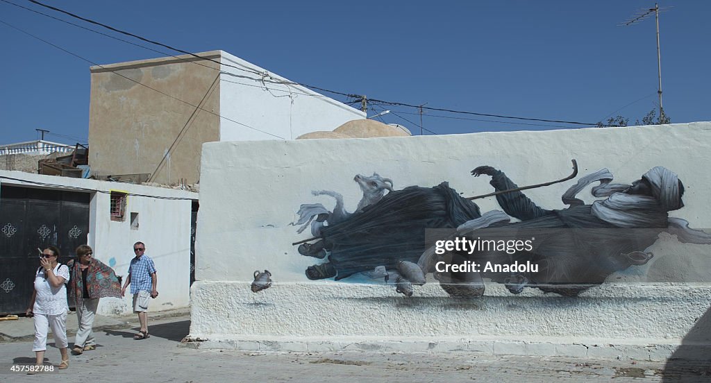 Paintings on walls attract tourist attention in Tunisia
