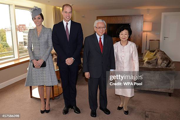 Catherine, Duchess of Cambridge, Prince William, Duke of Cambridge, President of Singapore Tony Tan Keng Yam and his wife Mary Chee Bee Kiang pose...