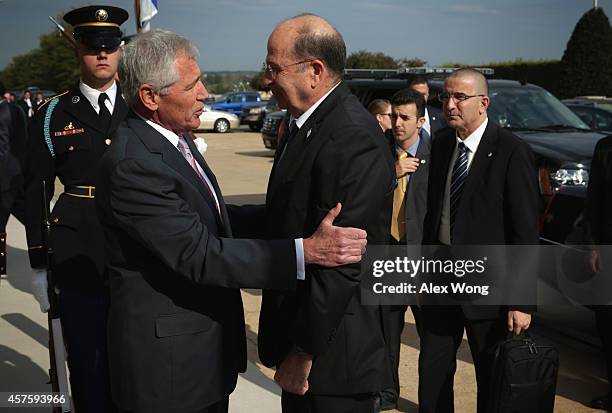 Secretary of Defense Chuck Hagel welcomes the arrival of Minister of Defense of Israel Moshe Ya'alon during an honor cordon October 21, 2014 at the...