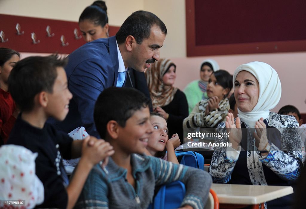 Qatar Emir's mother Sheikha Mozah visit Syrian refugees