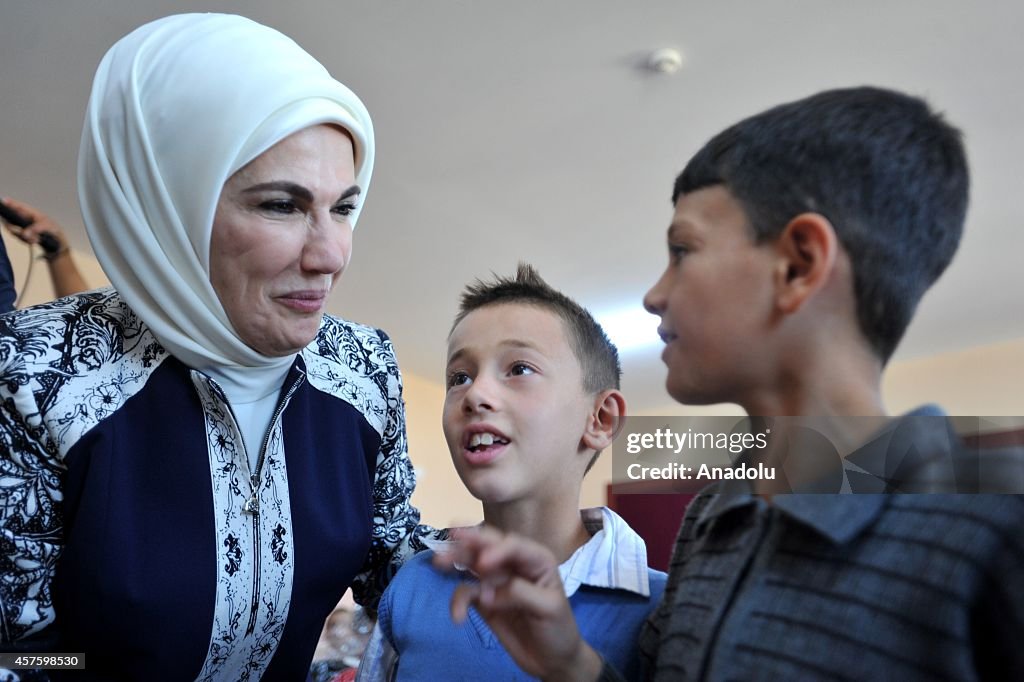 Qatar Emir's mother Sheikha Mozah visit Syrian refugees