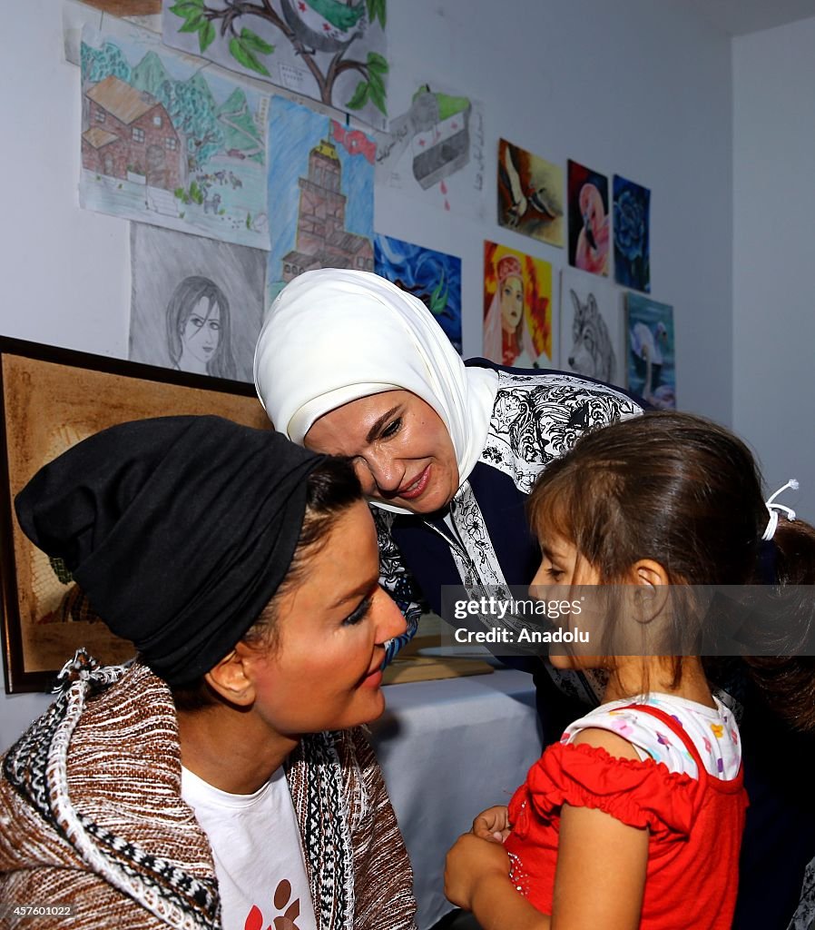 Qatar Emir's mother Sheikha Mozah and Turkey's First Lady Emine Erdogan visit Syrian refugees