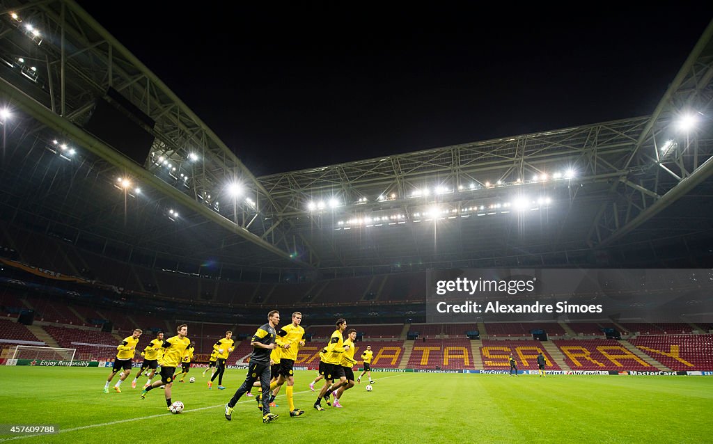 Borussia Dortmund - Training & Press Conference