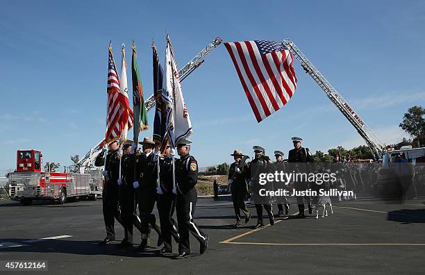 Cal Fire Air Tanker Photos and Premium High Res Pictures - Getty Images