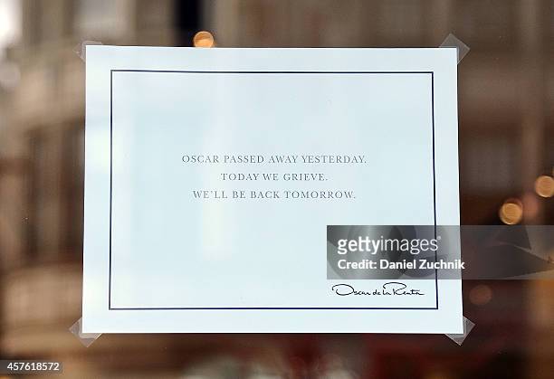 Makeshift memorial for Oscar de la Renta in front of his boutique on Madison avenue on October 21, 2014 in New York City.