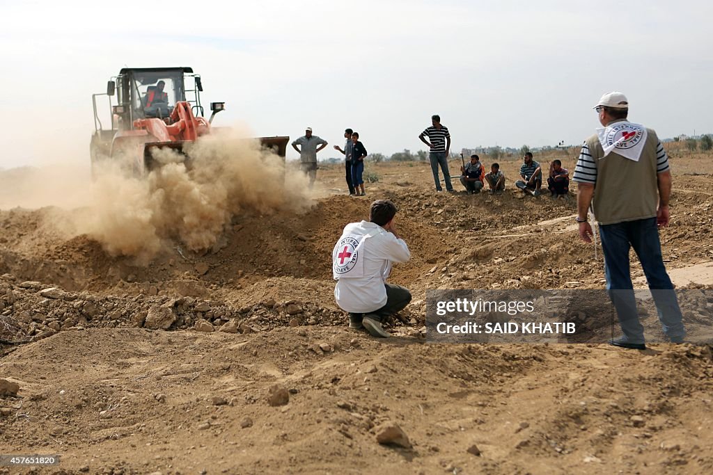 PALESTINIAN-ISRAEL-GAZA-CONFLICT-FARMERS-RED CROSS