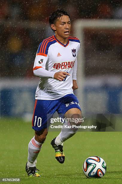 Atomu Tanaka of Albirex Niigata in action during the J.League match between Shimizu S-Pulse and Albirex Niigata at IAI Stadium Nihondaira on October...