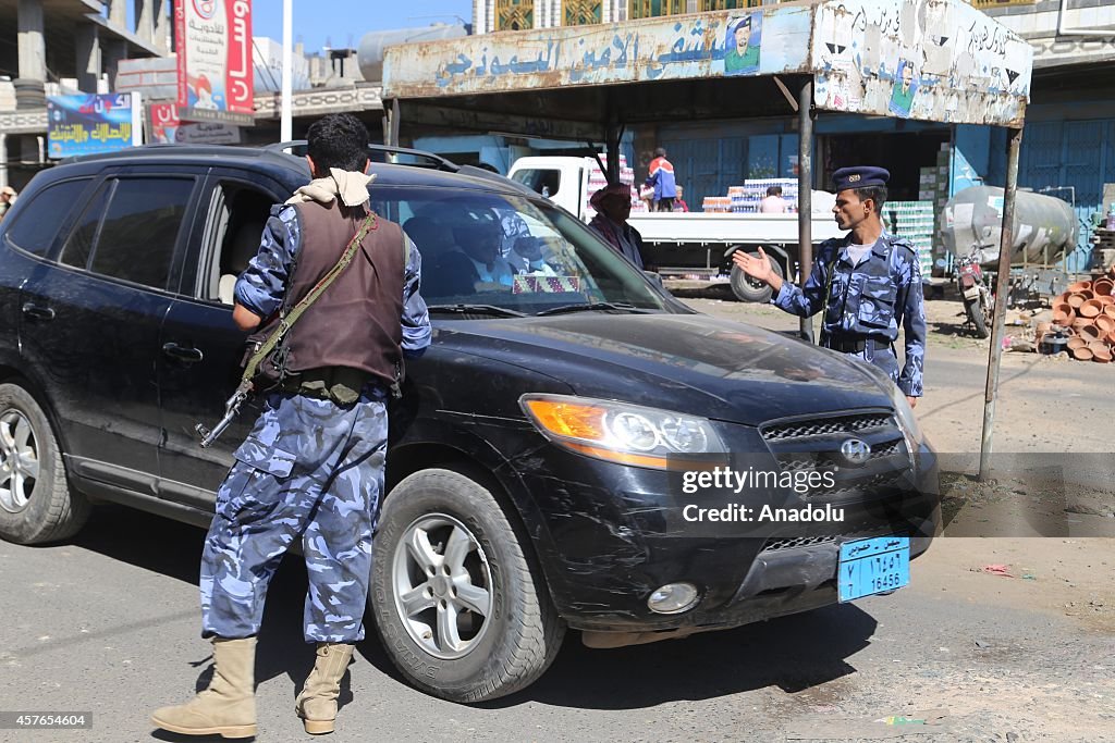 Houthi militants mount guard at check points