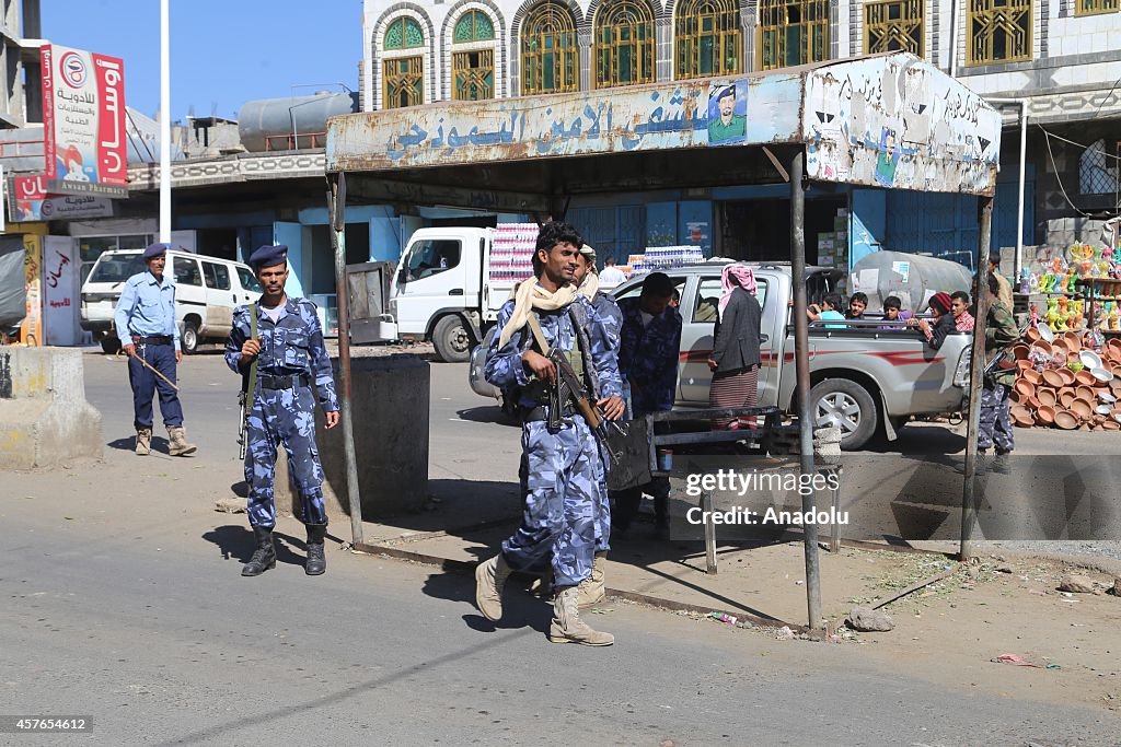 Houthi militants mount guard at check points