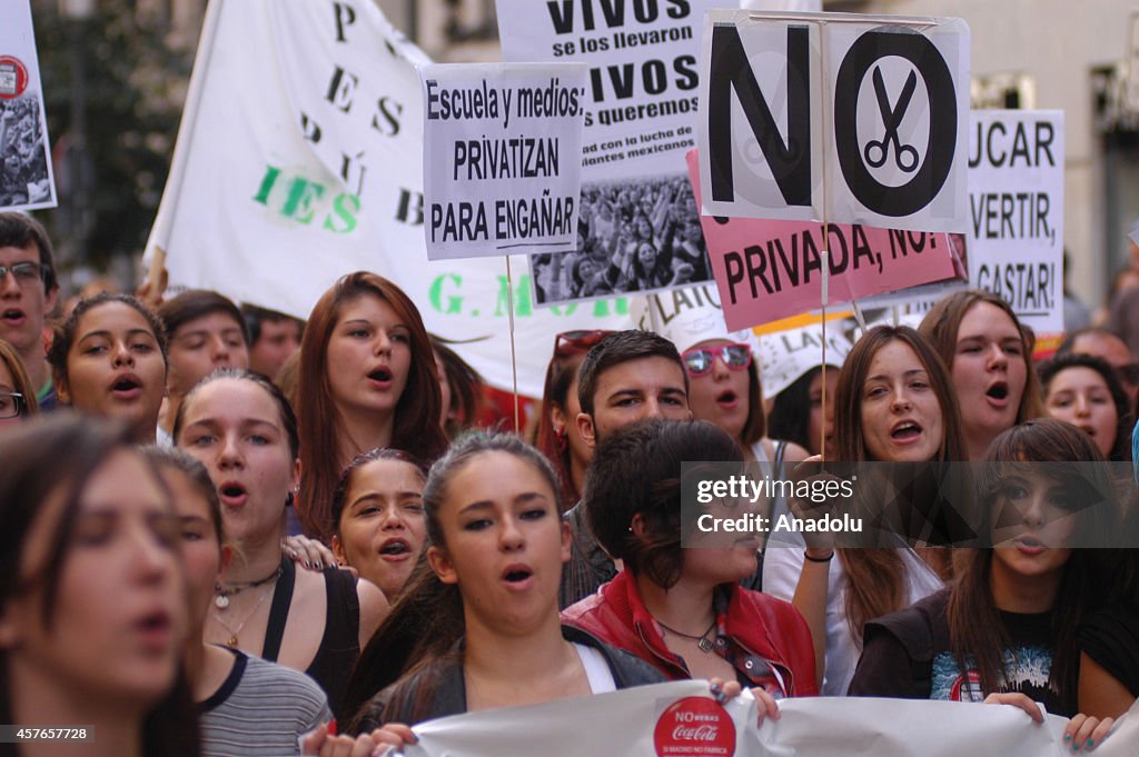 Spanish students protest against education policies