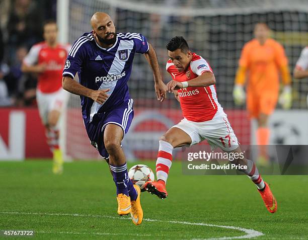 Alexis Sanchez of Arsenal takes on Anthony Vanden Borre of Anderlecht during the UEFA Champions League match between RSC Anderlecht and Arsenal on...